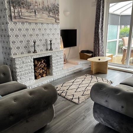 Treetops - Sleeps 8 Entire House Private Parking Close To Town Centre And Stadium Wigan Zewnętrze zdjęcie