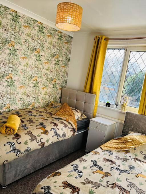 Treetops - Sleeps 8 Entire House Private Parking Close To Town Centre And Stadium Wigan Zewnętrze zdjęcie