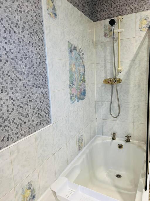 Treetops - Sleeps 8 Entire House Private Parking Close To Town Centre And Stadium Wigan Zewnętrze zdjęcie