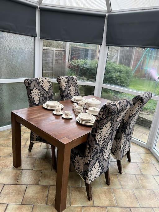 Treetops - Sleeps 8 Entire House Private Parking Close To Town Centre And Stadium Wigan Zewnętrze zdjęcie