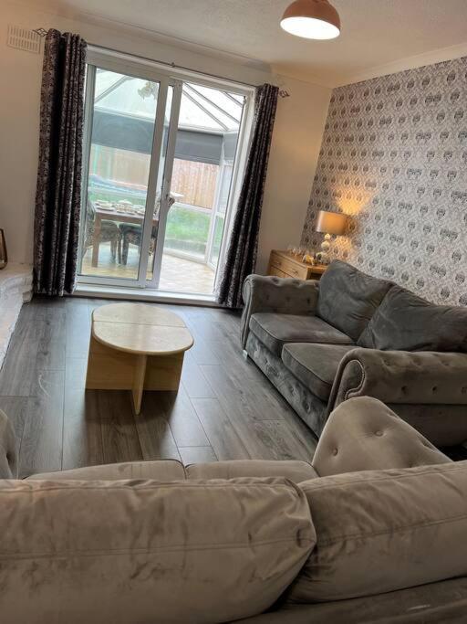Treetops - Sleeps 8 Entire House Private Parking Close To Town Centre And Stadium Wigan Zewnętrze zdjęcie