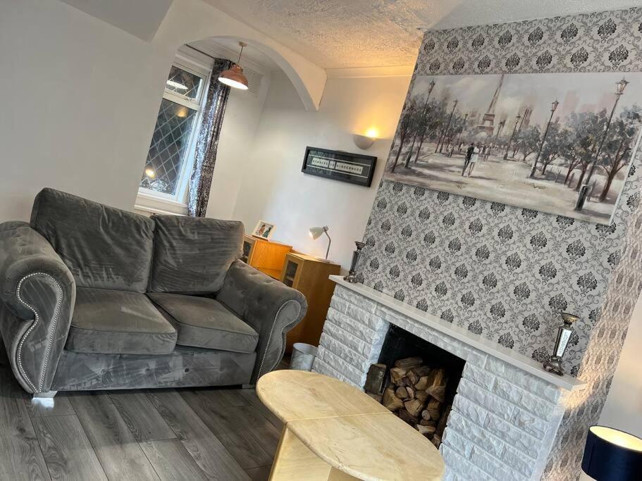 Treetops - Sleeps 8 Entire House Private Parking Close To Town Centre And Stadium Wigan Zewnętrze zdjęcie