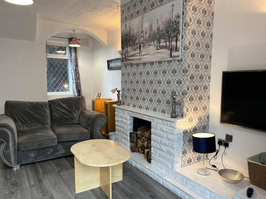 Treetops - Sleeps 8 Entire House Private Parking Close To Town Centre And Stadium Wigan Zewnętrze zdjęcie