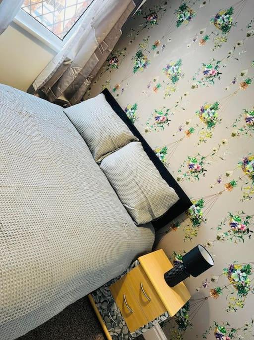 Treetops - Sleeps 8 Entire House Private Parking Close To Town Centre And Stadium Wigan Zewnętrze zdjęcie