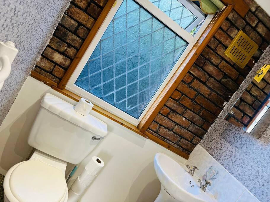 Treetops - Sleeps 8 Entire House Private Parking Close To Town Centre And Stadium Wigan Zewnętrze zdjęcie